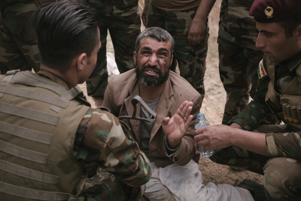 بالصور.. البيشمركة تنقذ حياة عشرات العرب الفارين من بطش داعش